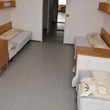 Domov Mladeze A Skolni Jidelna * Karlovy Vary